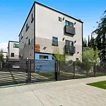 Luxurious Townhome W/3 Master Suites Gated Parking