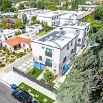 Luxurious Townhome W/3 Master Suites Gated Parking