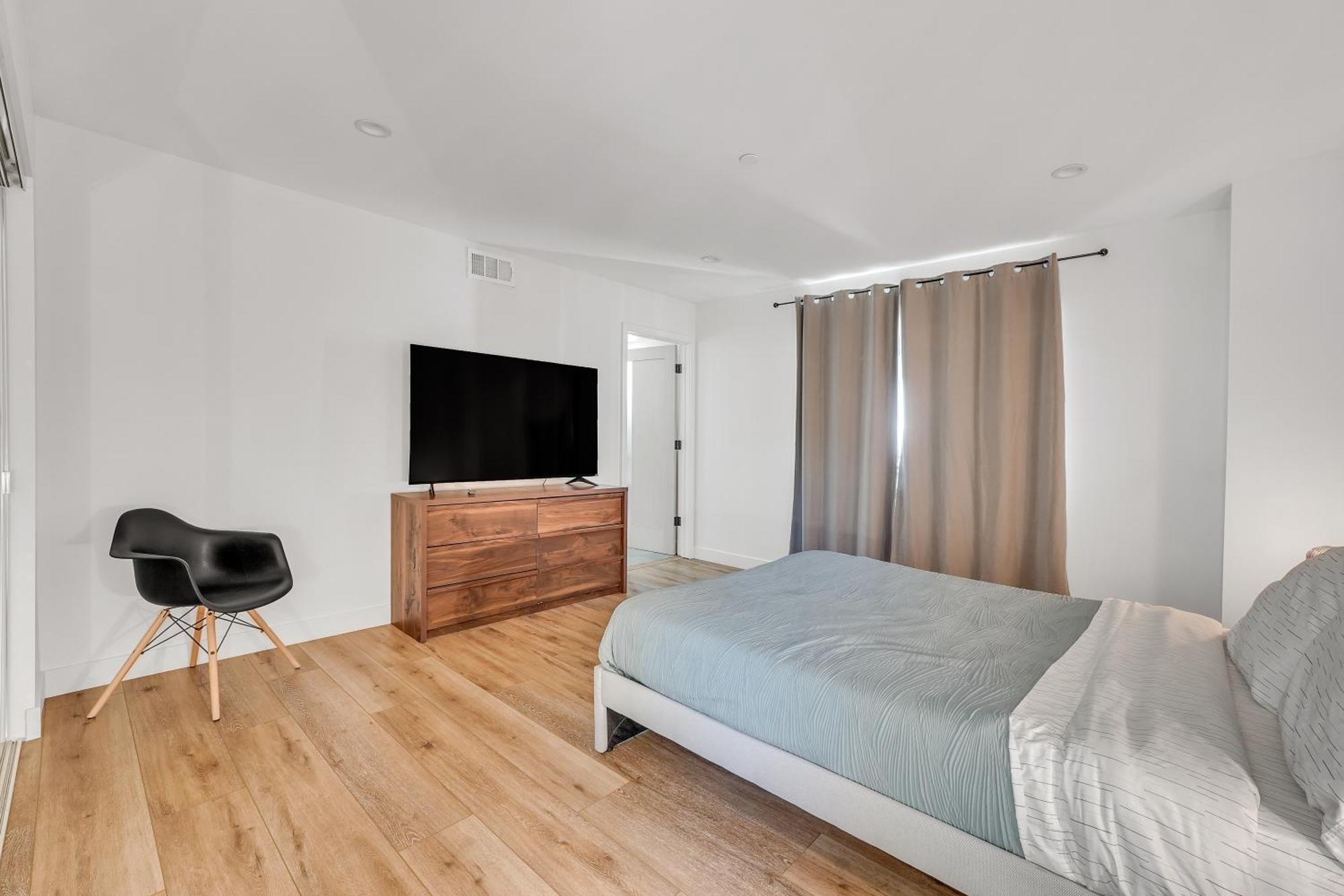 Luxurious Townhome W/3 Master Gated Parking * Los Angeles