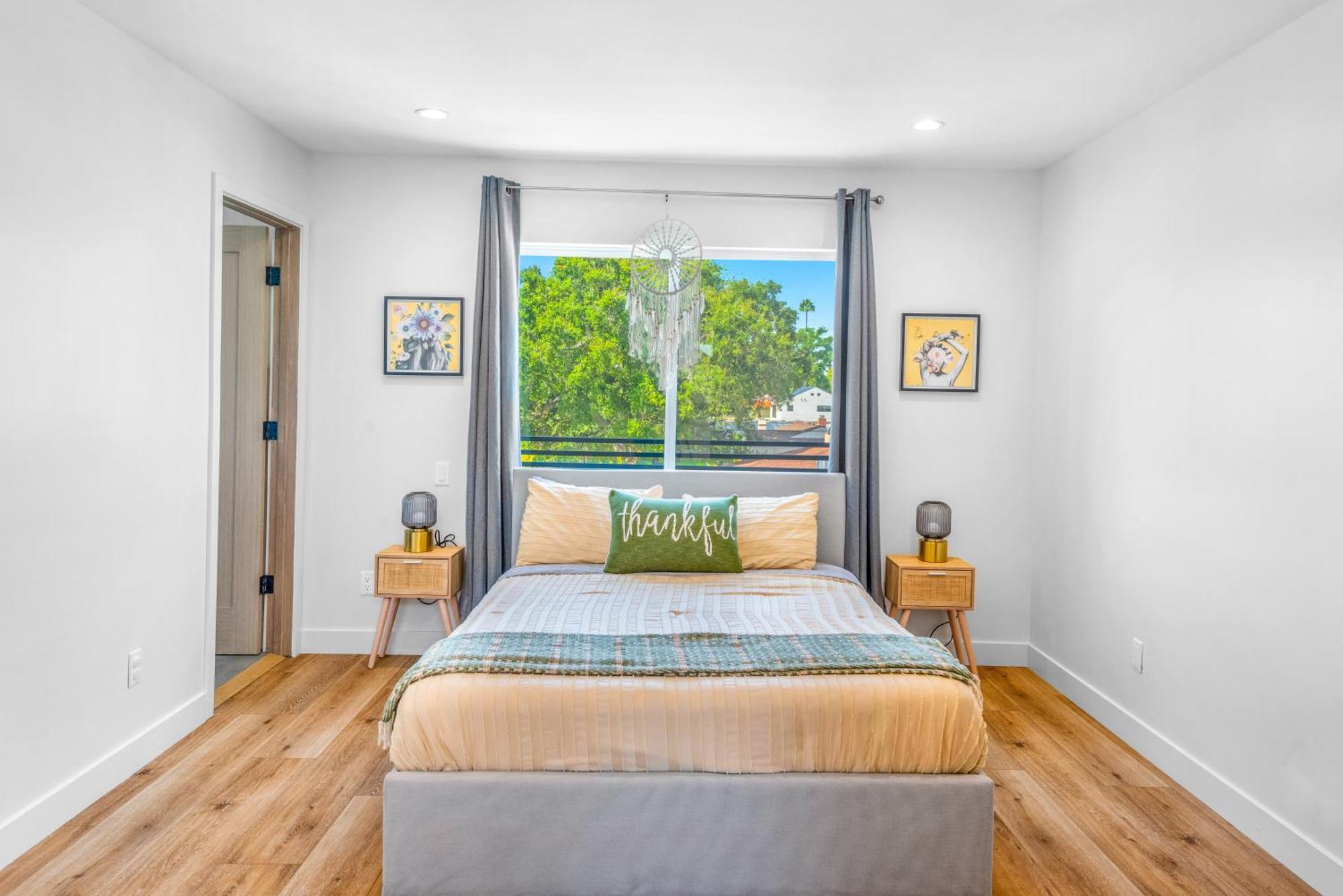 Luxurious Townhome W/3 Master Gated Parking *