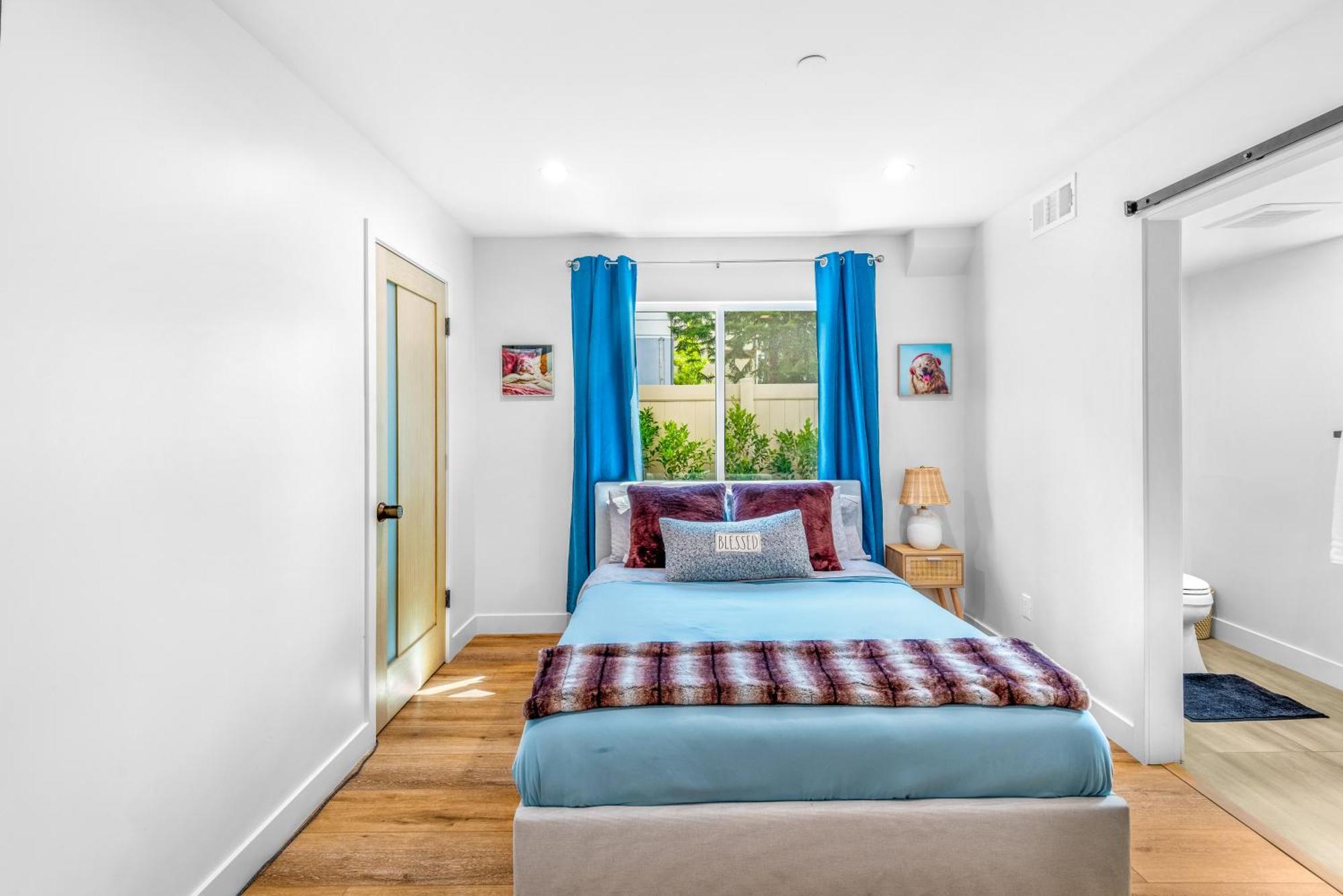 Luxurious Townhome W/3 Master Gated Parking