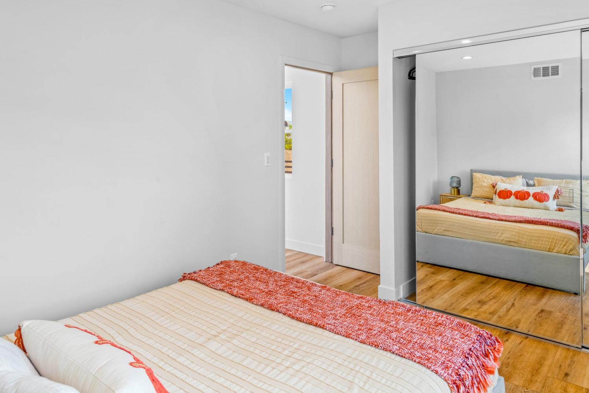 Hébergement de vacances Luxurious Townhome W/3 Master Gated Parking