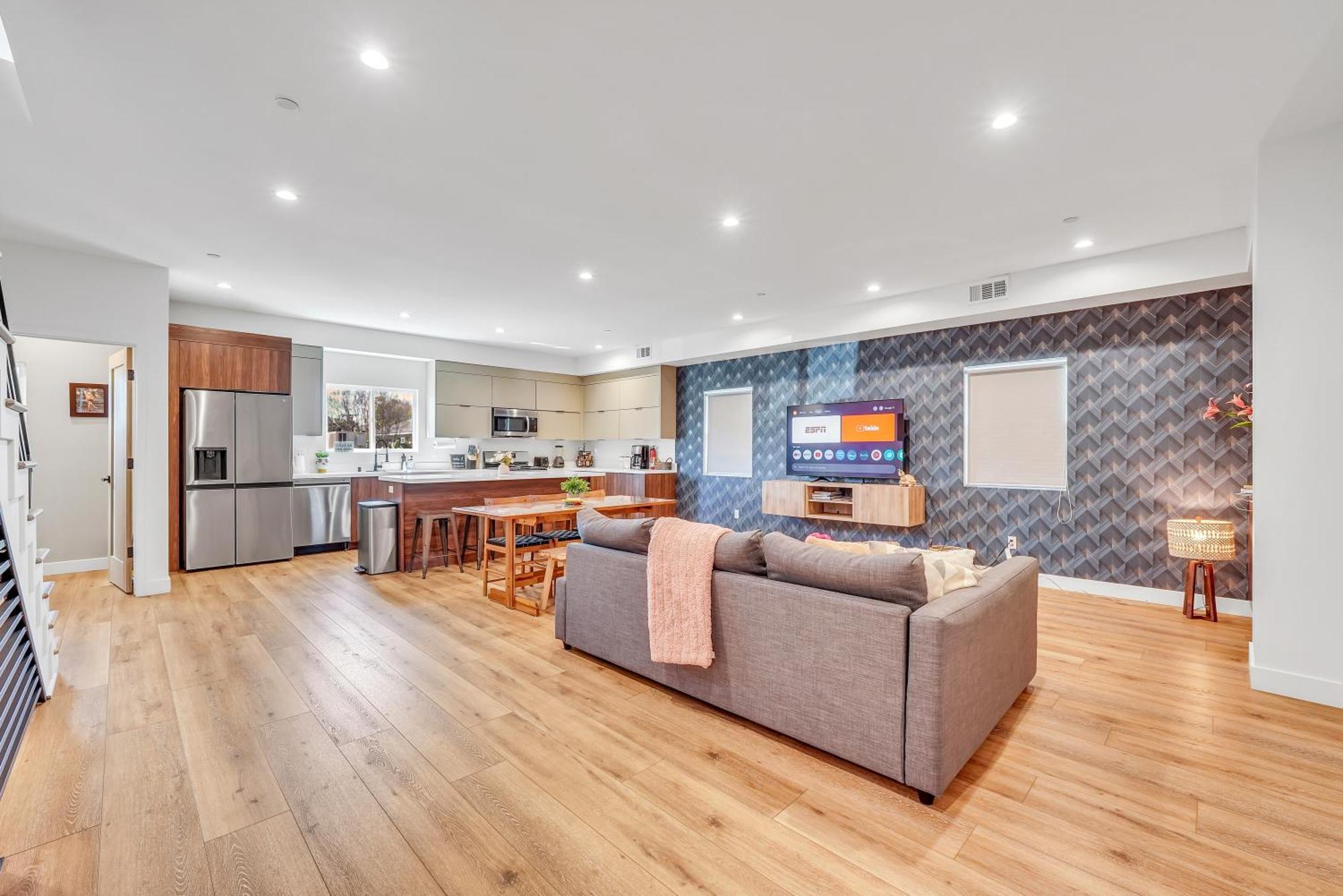 Luxurious Townhome W/3 Master Gated Parking