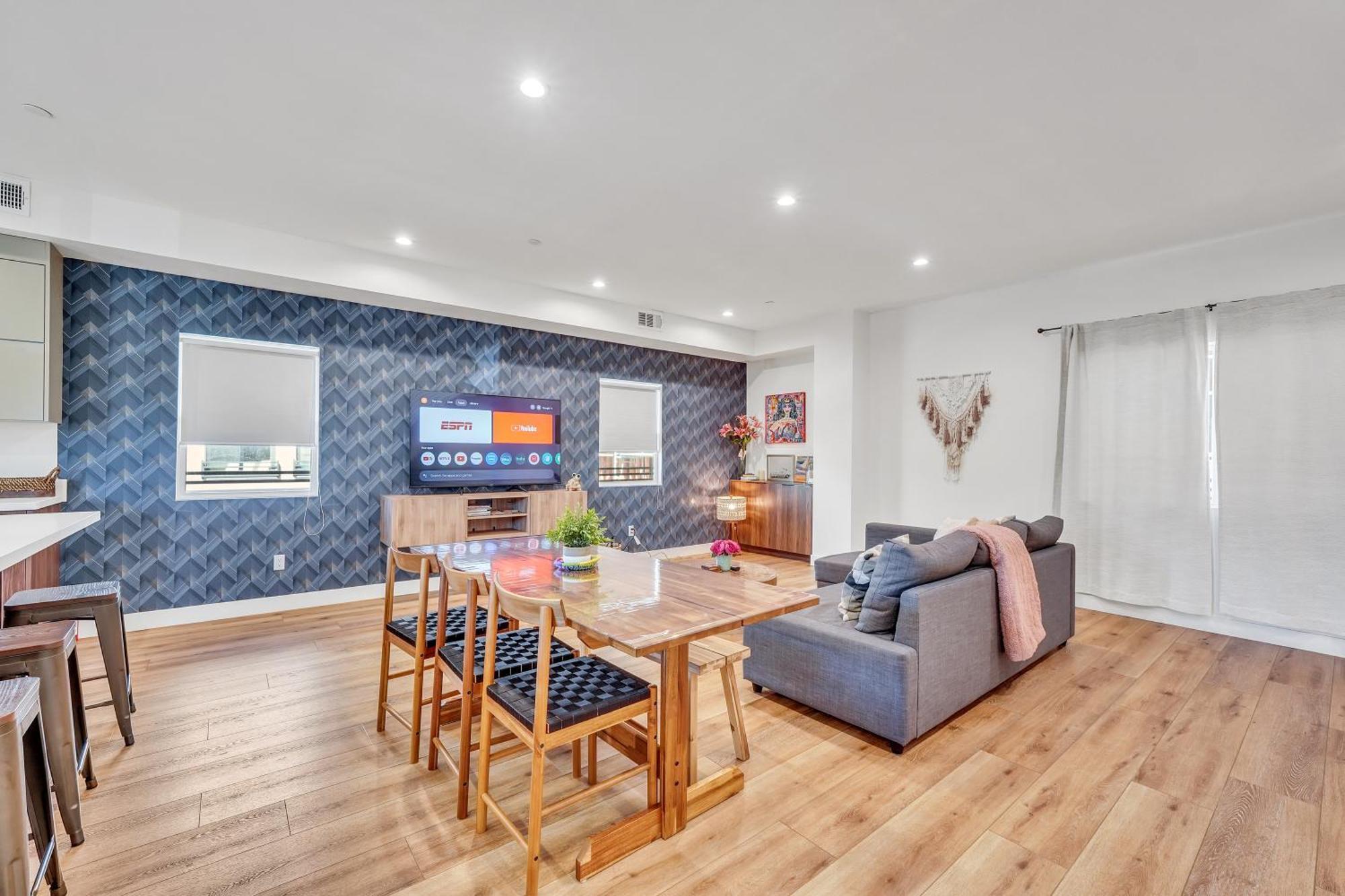 Casa de férias Luxurious Townhome W/3 Master Gated Parking