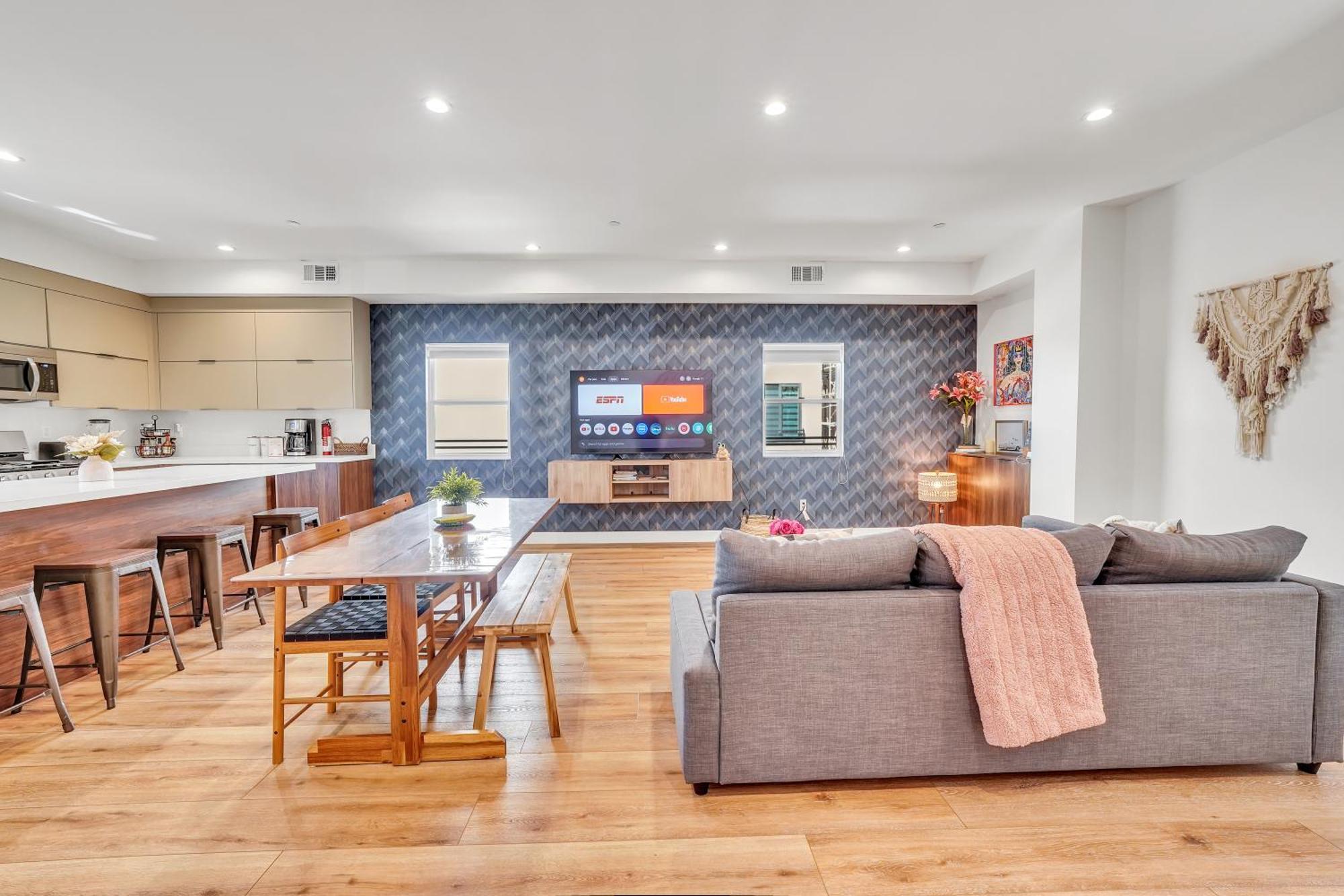 Luxurious Townhome W/3 Master Gated Parking *